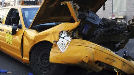 Taximetrist mort în accident, la Botoşani. A intrat cu maşina într-un microbuz de persoane