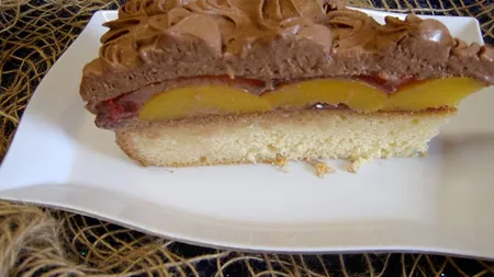 Tort cu piersici, jeleu şi ganache de ciocolată
