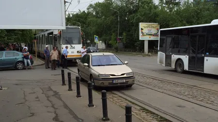 Trafic blocat pe o stradă din Capitală, după ce un şofer şi-a parcat maşina pe linia de tramvai