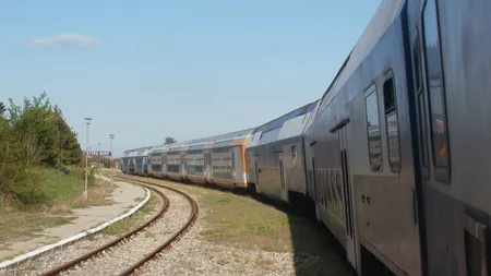 Un tren care circula pe ruta Bucureşti-Constanţa a rămas blocat în câmp din cauză că s-a rupt pantograful locomotivei