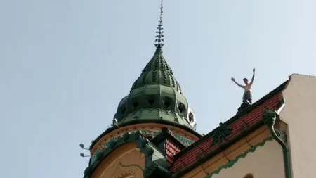 Momente de groază în Oradea, un tânăr dezbrăcat s-a urcat pe acoperişul Palatului Vulturul Negru