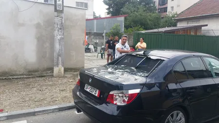 Conflict violent între clanurile de rromi din Lugoj. BMW distrus cu toporul VIDEO