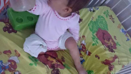 Imagini revoltătoare cu un copil care plânge de foame pe un pat de spital, s-a demarat o anchetă internă