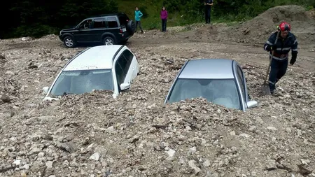 Maşini îngropate în piatra adusă de viitură la Zărneşti GALERIE FOTO