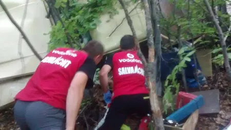 Intervenţie a salvamontiştilor, după ce o maşină a căzut în prăpastie în masivul Parâng