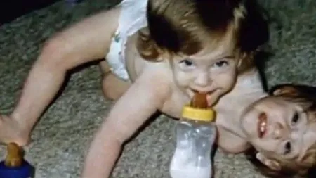 Îţi mai aminteşti de siamezele Abby şi Brittany? Iată cum arăta la 27 de ani. E un miracol că încă trăiesc VIDEO