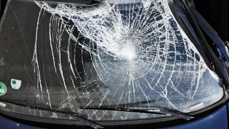 Coliziune între un autocar şi un autoturism, în Giurgiu. Patru răniţi, un copil a fost proiectat prin luneta maşinii