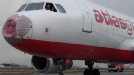 Un pilot a reuşit să aterizeze în siguranţă după ce o furtună cu grindină extrem de violentă a distrus geamurile cabinei de pilotaj