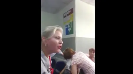 Imagini scandaloase, filmate într-un spital. Bătrână leşinată, asistenta ţipă isteric: Ce să-i fac, să o iau în braţe?