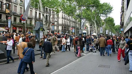 Turiştii din Barcelona bombardaţi cu ouă de către localnicii nemulţumiţi de supraaglomerarea Centrului istoric