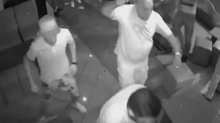 Bătaie ca-n filme între oşeni la un club de manele din Satu Mare VIDEO