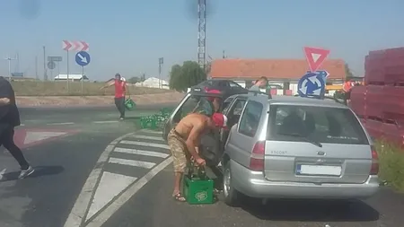 TIR plin cu navete de bere, răsturnat pe DN 79. Şoferii au sărit să îşi umple maşinile cu navete de bere la 