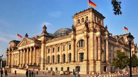 Turişti chinezi, reţinuţi la Berlin după ce s-au fotografiat făcând salutul nazist
