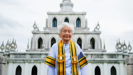 Are 91 de ani şi a devenit cea mai vârstnică persoană care a absolvit o universitate în Thailanda