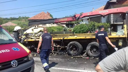 Accident cu doi morţi, în Gorj. Un autotren şi o automacara s-au ciocnit frontal FOTO
