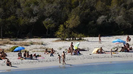Incident halucinant pe o plajă în Corsica. Nudiştii au fost împuşcaţi de un individ cu o carabină