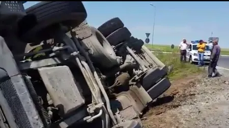 Accident grav în Olt, un tir încărcat cu 20 de tone de tablă s-a răsturnat