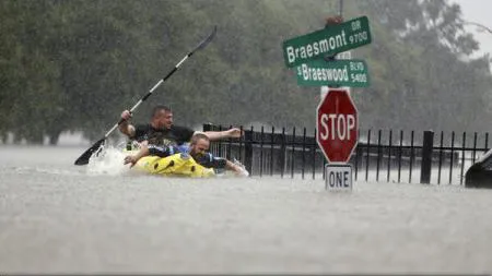 SUA: Furtuna Harvey a inundat statul Texas. Peste 1.000 de persoane, salvate din mijlocul apelor. 2 perosane au murit FOTO