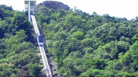 Au trăit spaima vieţii. 17 turişti, între care 2 copii, blocaţi în telecabina care urcă pe Dealul Cetăţii Deva