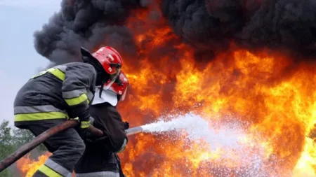 Incendiu puternic la un transformator electric din Timişoara, aflat în imediata apropiere a unui centru comercial