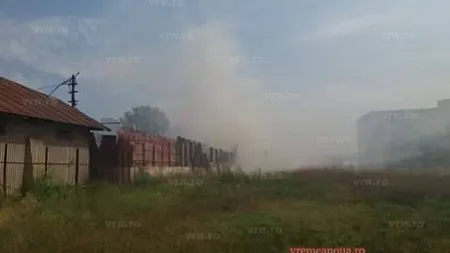 Incendiu puternic la un depozit de colectare a materialelor refolosibile din Bârlad. Pompierii intervin cu şase autospeciale