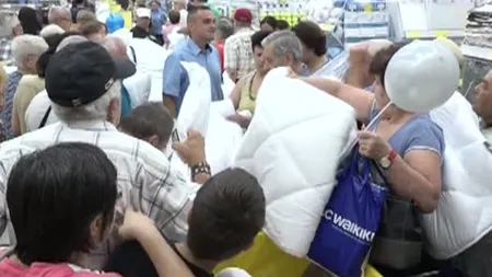 Îmbulzeală şi îmbrânceli pentru o pernă gratis VIDEO