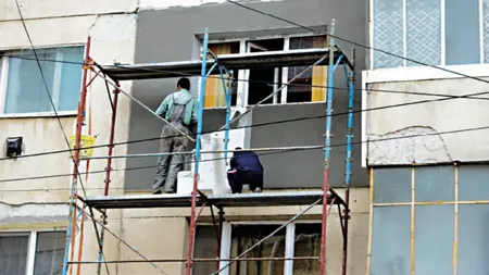 Bărbat din Câmpina grav rănit după ce a căzut de la etajul V al unui bloc la care făcea lucrări de izolaţie