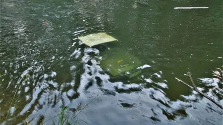 Un şofer, amendat după ce a fost prins cu maşina într-un râu din Parcul Natural Apuseni