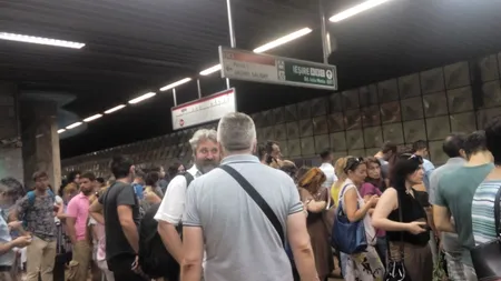 Metrorex: Un tren de metrou s-a defectat în staţia Preciziei. Călătorii au aşteptat în staţii cu orele