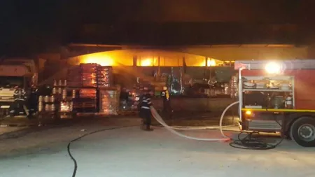 Olt: Un depozit de băuturi alcoolice din Slatina a fost cuprins de flăcări VIDEO