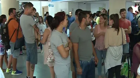 O nouă zi de aglomeraţie la Direcţia Paşapoarte din Pipera. Sute de persoane stau la cozi interminabile