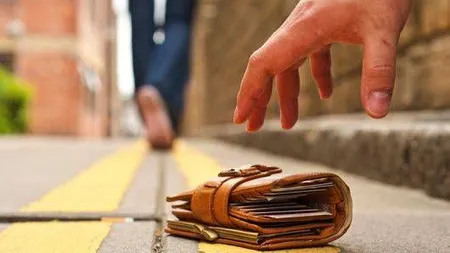 Zeci de carduri, chei şi telefoane au fost pierdute la Untold. Organizatorii le-au predat Poliţiei
