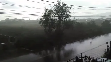 Femeie rănită în timpul furtunii violente. Ploile şi grindina au făcut ravagii în mai multe judeţe VIDEO