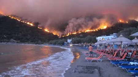 Pompierii greci luptă cu focul, în Zakynthos. Mai multe incendii de vegetaţie afectează insula