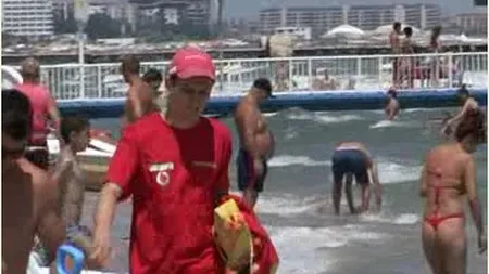 Un bărbat a murit înecat în mare, trei copii au fost recuperaţi de salvamari din apă