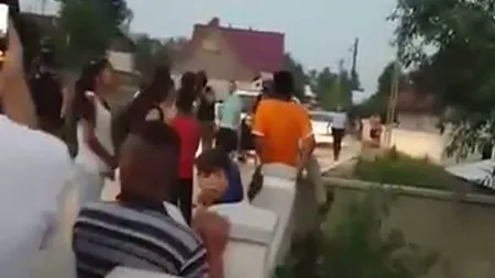 SCANDAL în Suceava. Mascaţii, atacaţi de hoţii de lemne VIDEO