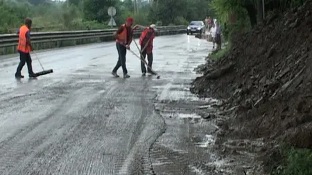 Restricţii de circulaţie pe DN 10. Aluviunile au ajuns pe şosea, se circulă pe un singur sens