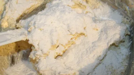 Mare atenţie, se vând alimente care conţin plastic şi ciment. Vezi cum se fac ouăle false şi praful de nucă