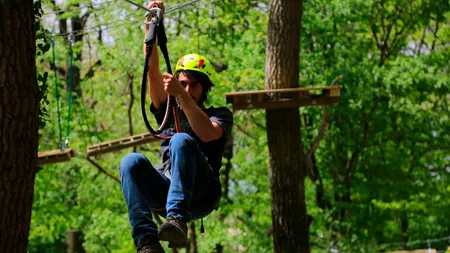 Un copil de 10 ani a fost rănit după ce a căzut din tiroliană într-un parc din Craiova