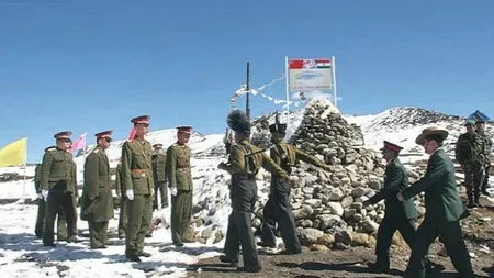 India trimite noi trupe la graniţa cu China