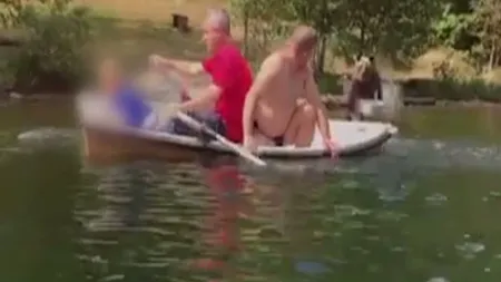 Turişti atacaţi de o ursoiacă pe lacul Sfânta Ana după ce s-au apropiat de puiul său VIDEO