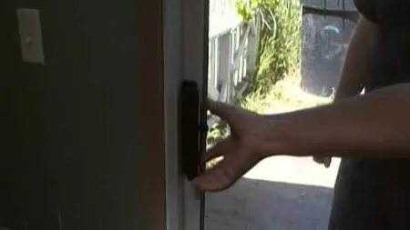 Cel mai prost hoţ din lume. S-a chinuit să spargă o uşă care era deschisă VIDEO