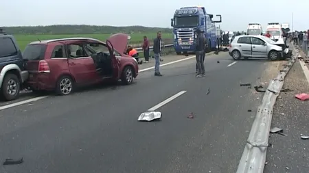 Accident cu trei victime pe A1, pe sensul către Bucureşti. Două maşini s-au tamponat şi au ieşit în decor