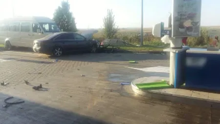 Accident în benzinărie, o şoferiţă începătoare a lovit pompa şi două maşini