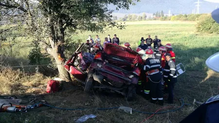 Un englez a murit şi alţi trei sunt răniţi grav, după ce au intrat cu maşina într-un copac, în Bistriţa FOTO