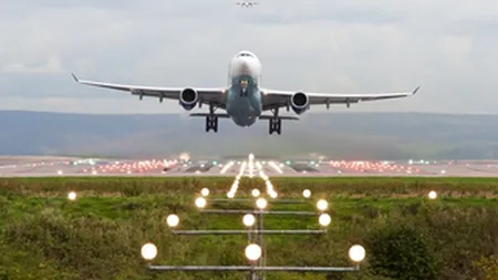 Stare de urgenţă pe aeroportul din Iaşi, o aeronavă care a decolat spre Barcelona a avut probleme