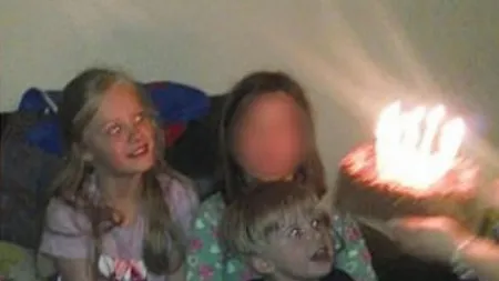 A dat o petrecere de ziua copilului, dar a descoperit ceva ÎNFIORĂTOR în poze. Ţi se face părul măciucă