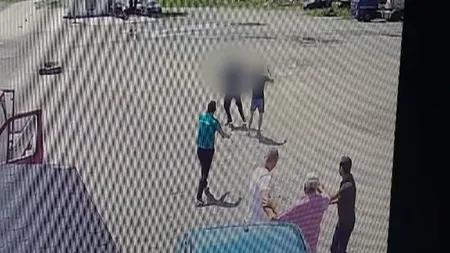 BĂTAIE la un târg auto din Ploieşti. Un tânăr, lovit cu toporul în cap VIDEO