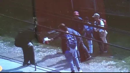 GEST IMPRESIONANT. Mai mulţi elevi au dat de mâncare unui bătrânel sărac VIDEO