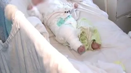 DETALII ŞOCANTE în cazul bebeluşului bătut crunt de mama sa. Iată ce au descoperit medicii VIDEO